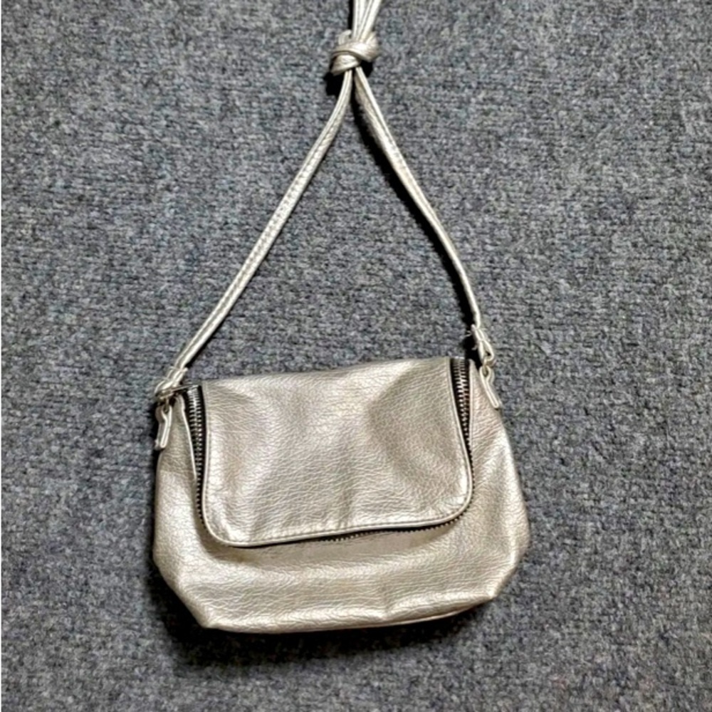 H&M Mini Silver Purse Shoulder Bag Clutch.

Perfect for cocktail night & parties